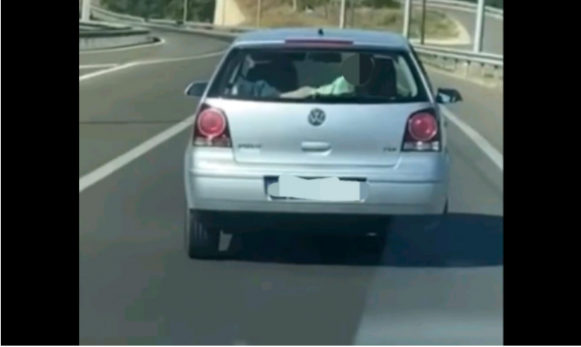 gjobitet-shoferi-qe-voziti-ne-autostrade-me-femijen-ulur-mbi-karriget-e-pasme-te-vetures