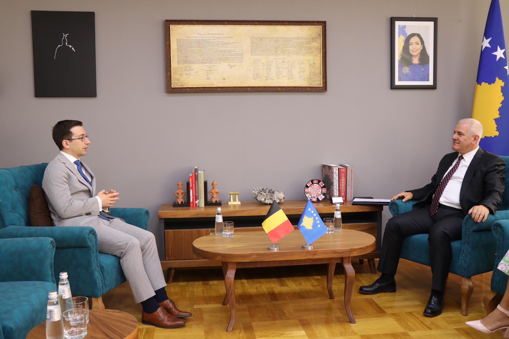 ministri-svecla-priti-ne-takim-lamtumires-shefin-e-zyres-diplomatike-te-belgjikes-ne-kosove-julien-sassel