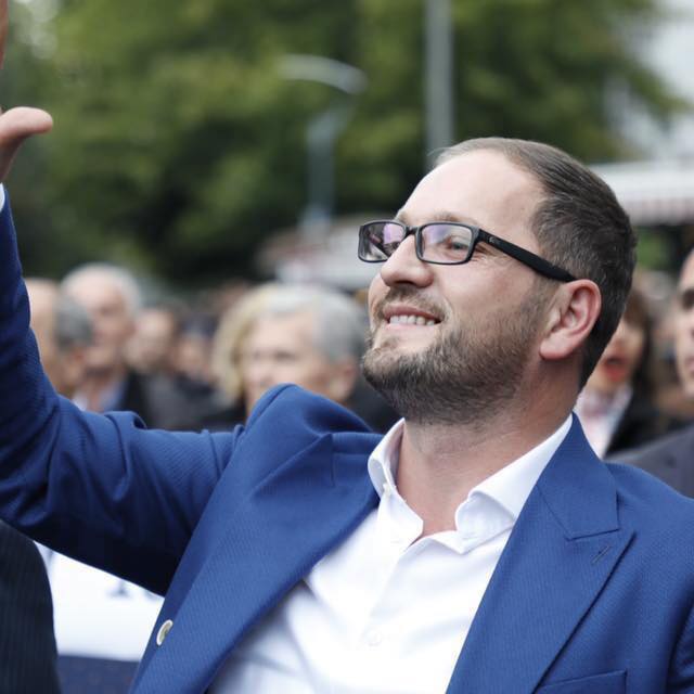 anetari-i-kryesise-se-pdk-se:-te-pangopur-e-te-paskrupullt,-tash-po-manipulojne-e-vjedhin-edhe-ne-grure-e-ne-vaj