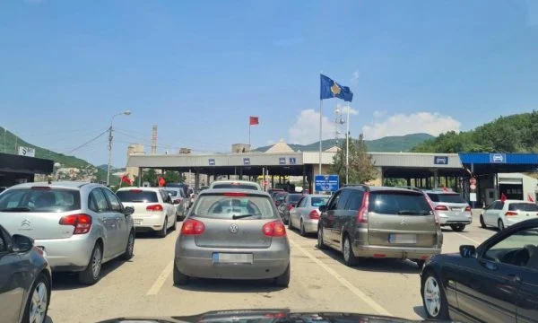 vazhdojne-pritjet-dhe-kolonat-ne-hyrje-daljet-e-kosoves