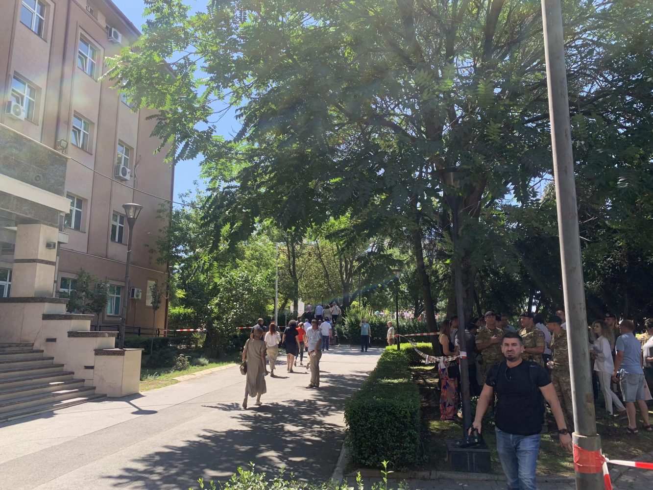 komuna-e-prishtines-inskenon-zjarr-ne-objektin-e-vjeter,-evakuohen-personeli-e-qytetaret