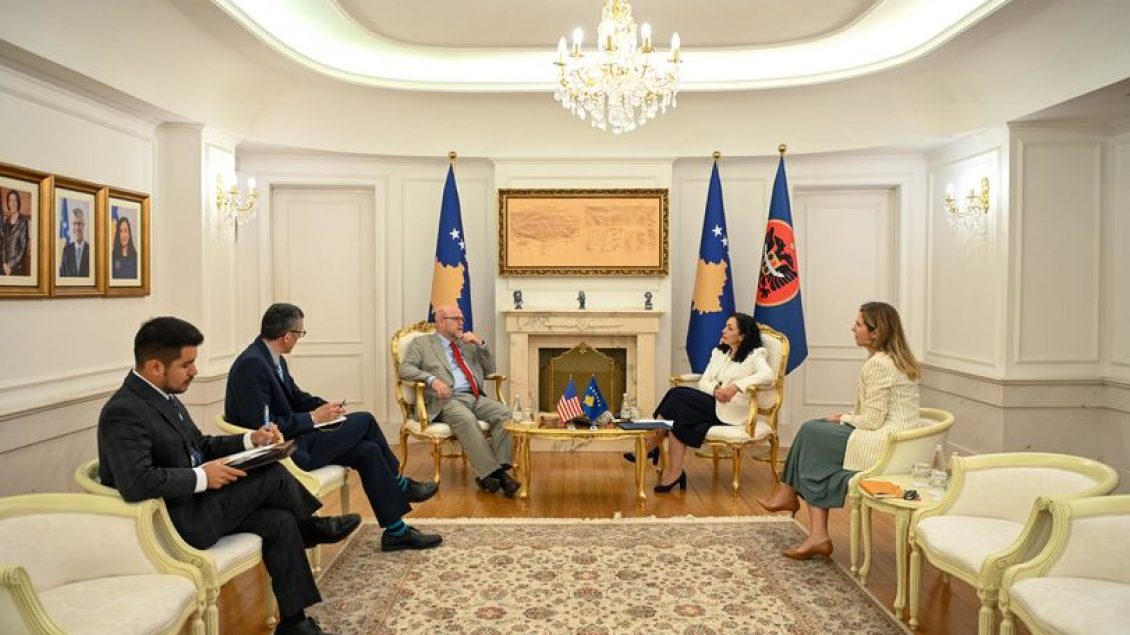 osmani-takohet-me-hovenier:-kercenimet-nga-serbia-ndaj-policeve-te-rinj-serb,-duhet-te-denohen-nga-te-gjithe