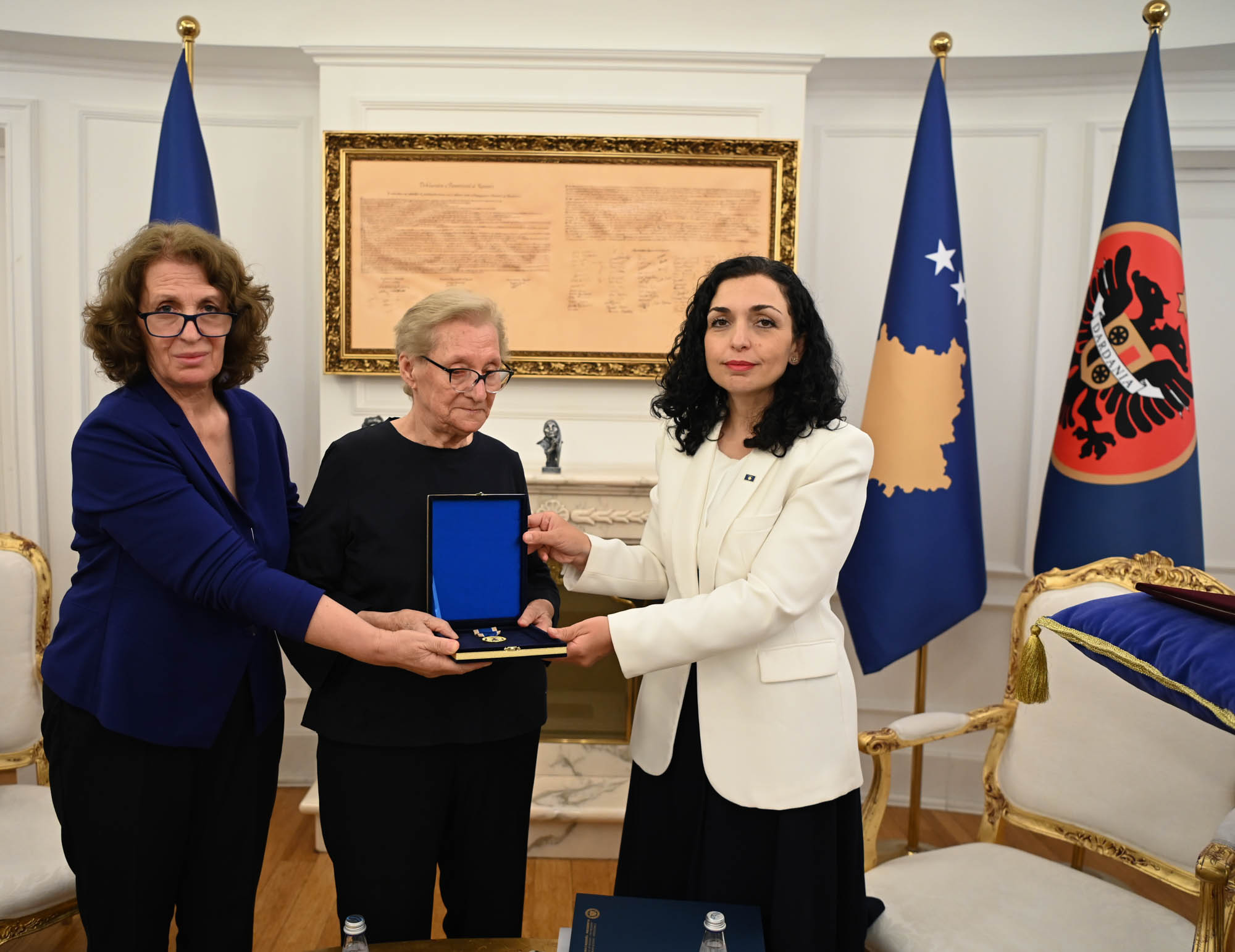 presidentja-osmani-dekoron-post-mortem-regjisorin-bekim-lumi-me-medaljen-presidenciale-te-meritave