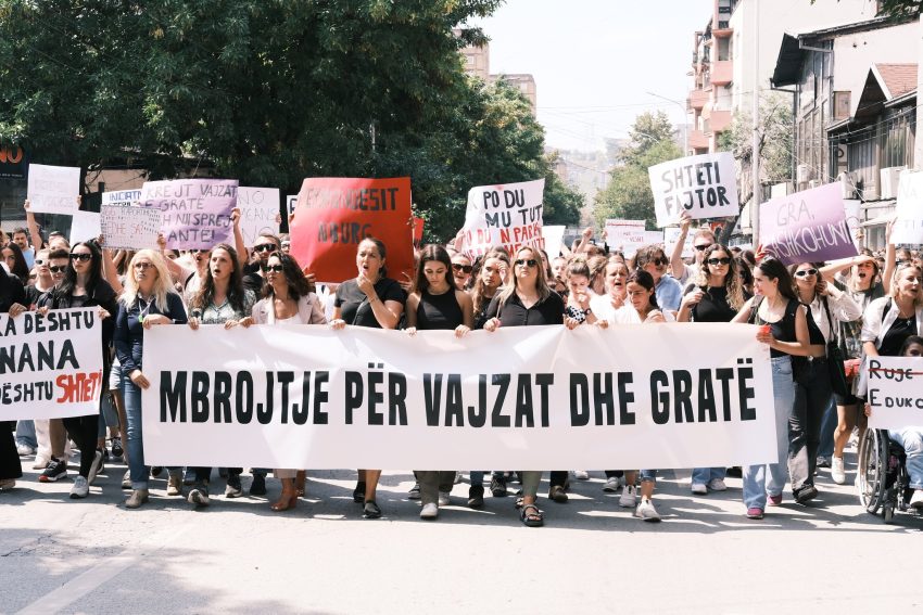 kolektivi-per-mendim-dhe-veprim-feminist-me-proteste-kerkon-drejtesi-per-marigona-osmanin