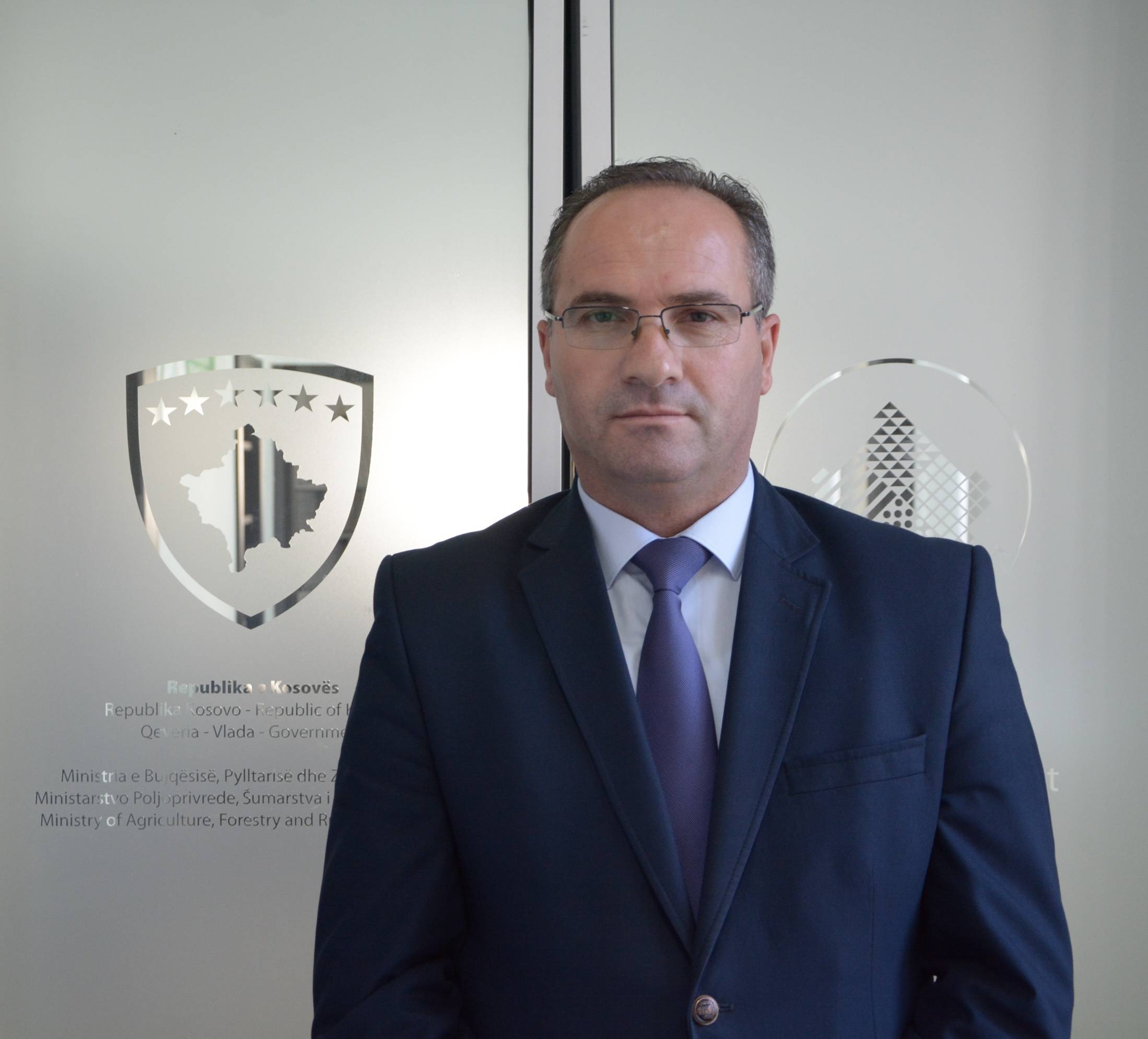 ish-ministri-krasniqi:-edhe-gruaja-e-armend-mujes-u-avancua-ne-pozite-sa-isha-une-minister,-nuk-ishte-ne-nisma