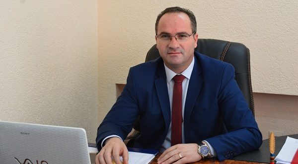 ish-ministri-krasniqi:-punetoret-qe-kane-qene-me-heret-ne-ministri-po-trajtohen-si-ne-regjimin-e-milloshevicit