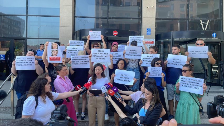 “denim-maksimal-per-dardan-krivaqen-dhe-arber-sejdiun”,-nis-protesta-para-gjykates-ne-ferizaj