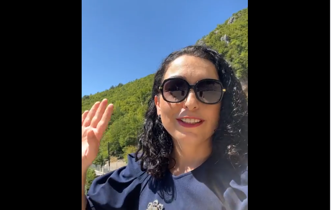presidentja-osmani-viziton-istogun,-publikon-video-nga-atje
