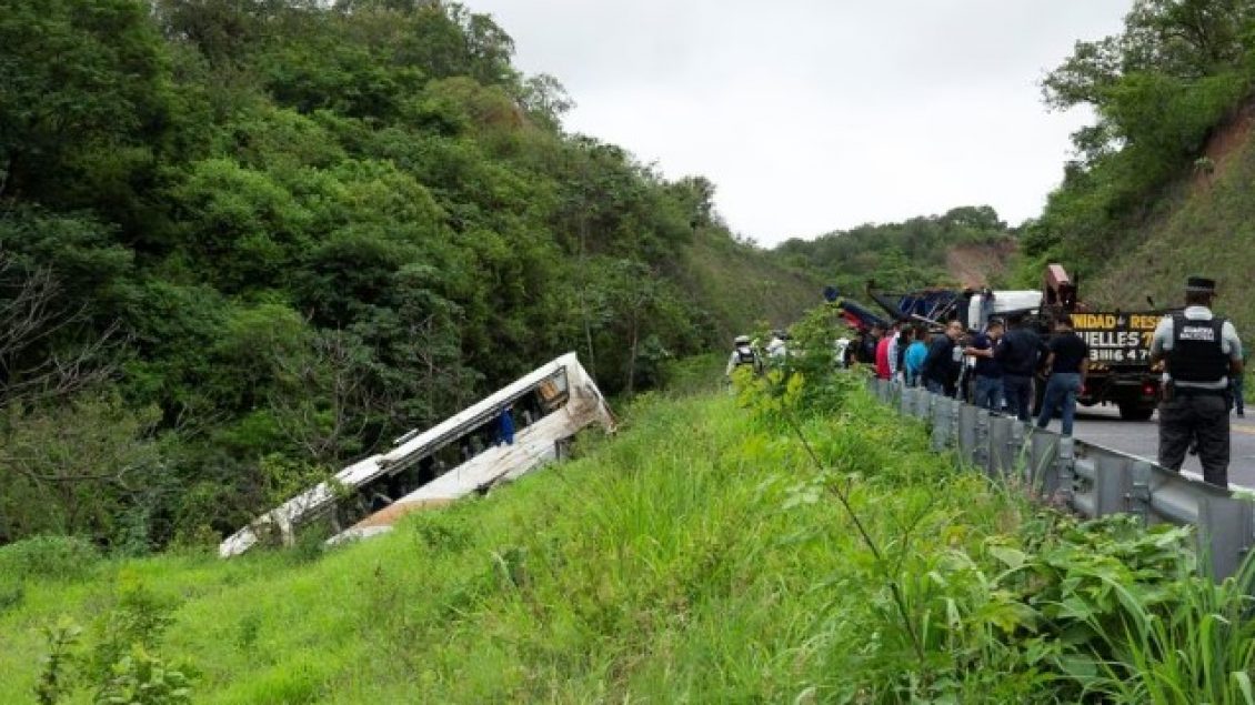 autobusi-bie-ne-nje-lugine-ne-meksike,-te-pakten-18-te-vdekur