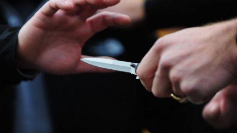 Theret me thikë një person në Vushtrri, arrestohet i dyshuari