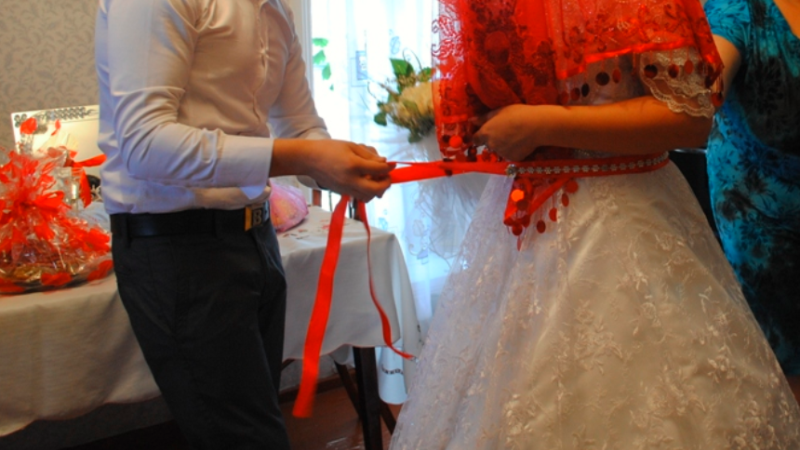 e-akuzuan-se-s’eshte-e-virgjer,-burri-bashke-me-nenen,-motrat-e-vellain-maltretojne-nusen-ne-fushe-kosove