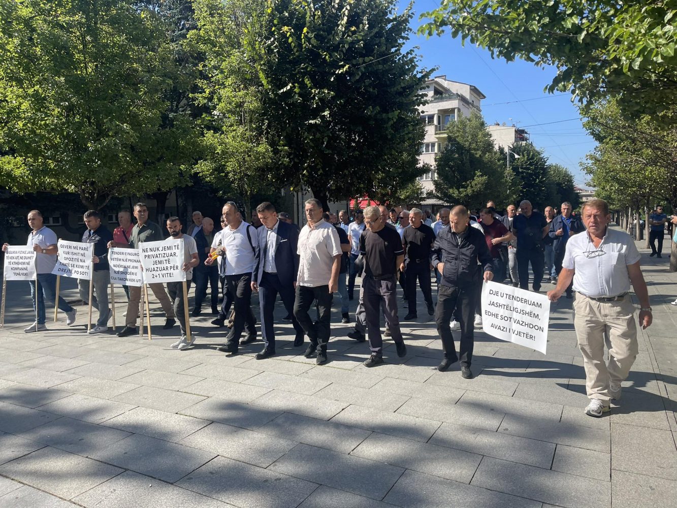 protestojne-punetoret-e-sigurimit-fizik-te-kek-ut