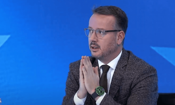 denohet-me-700-euro-mergimtari-qe-e-kercenoi-me-jete-vehbi-kajtazin:-kurti-eshte-t’u-e-shkaterru-diasporen