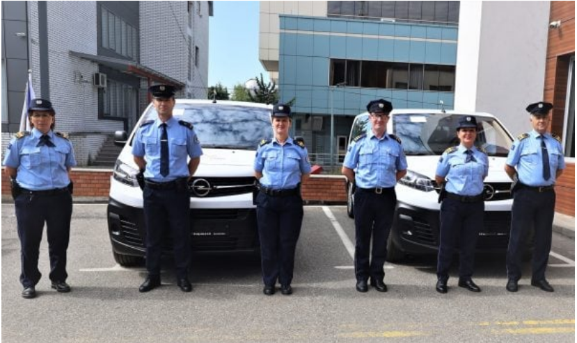 policia-pranon-dy-vetura-donacion,-do-te-sherbejne-per-trajtimin-e-migranteve-te-parregullt