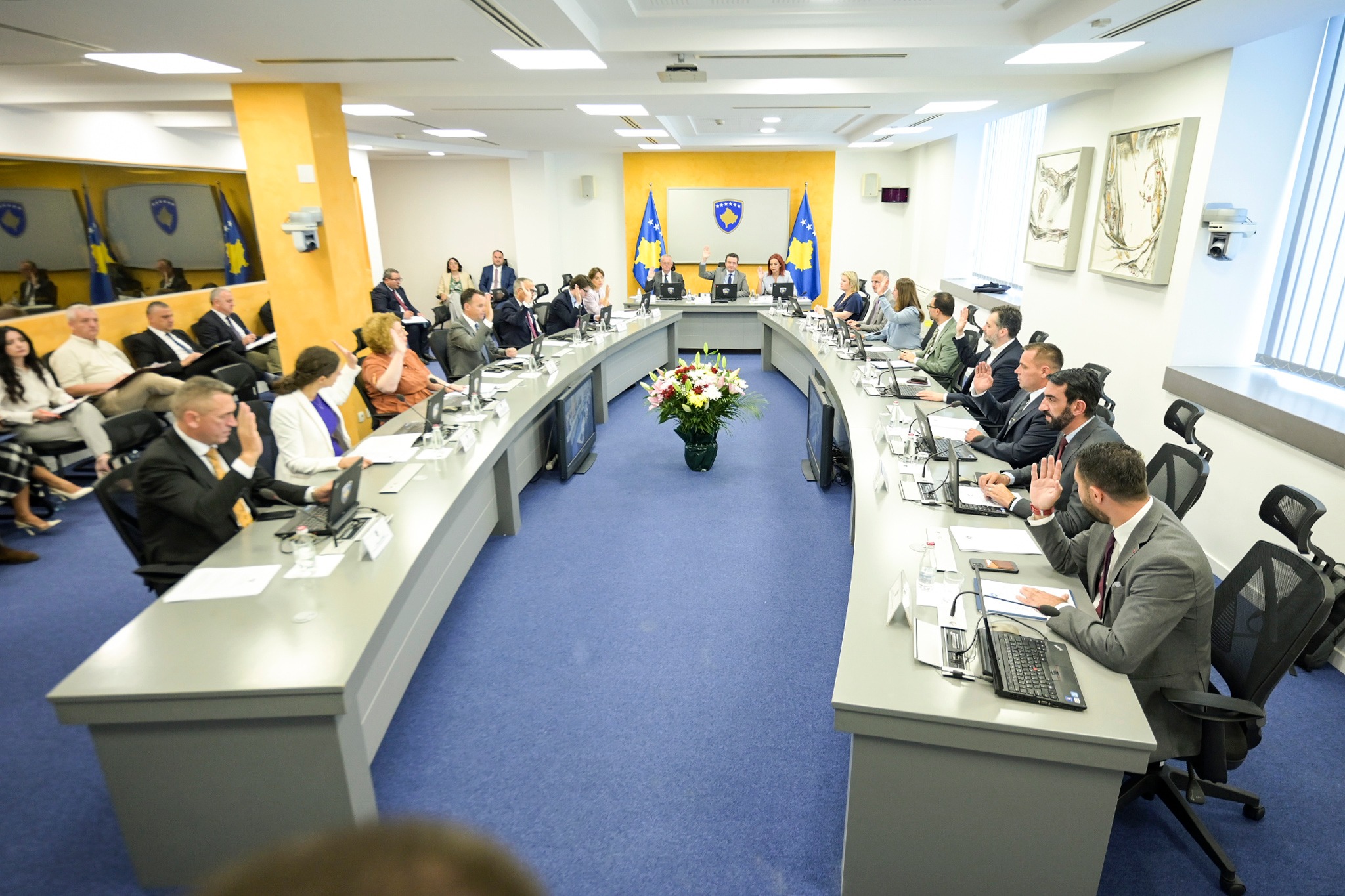 qeveria-ndan-mbi-250-mije-euro-per-tekste-shkollore-ne-lugine