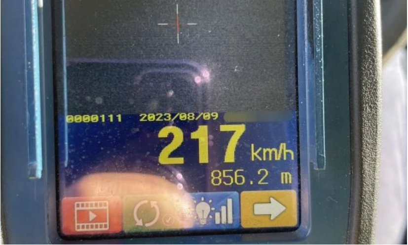 voziti-217-km/h-ne-rrugen-peje-prishtine,-gjobitet-me-300-euro-dhe-i-ndalohet-vozitja-per-3-muaj