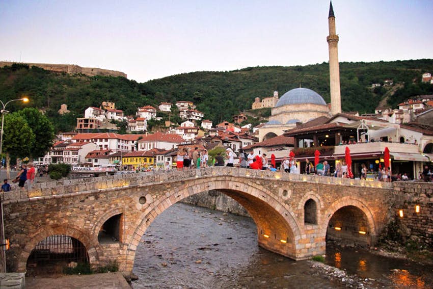 Policia i zë në flagrancë dy persona në Prizren duke blerë dhe shitur drogë