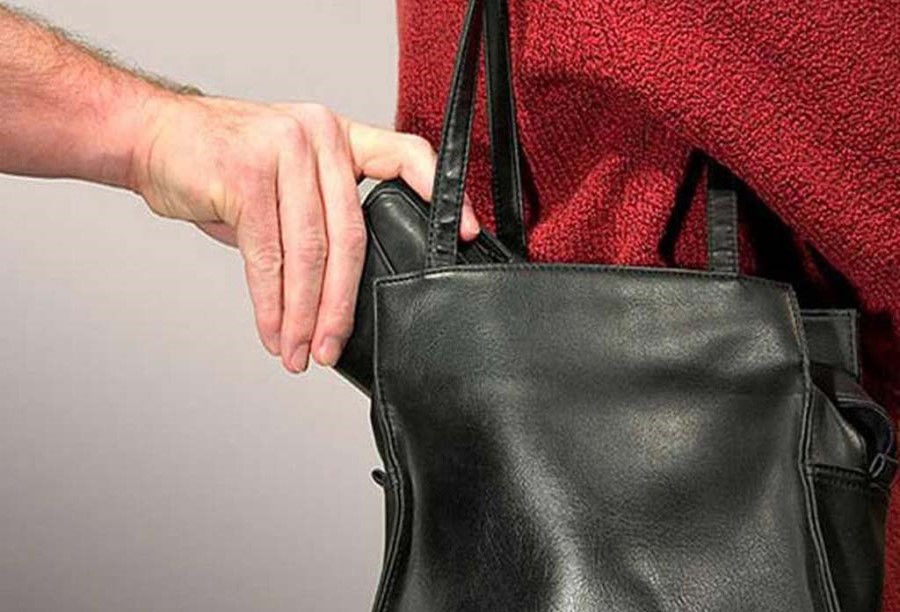 Një i dyshuar ia grabit çantën e krahut një gruaje në Gjilan