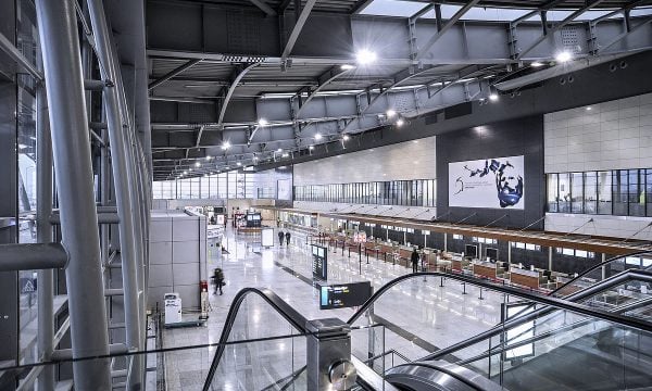 polaku-sulmon-dy-police-ne-aeroportin-“adem-jashari”,-dergohet-ne-mbajtje