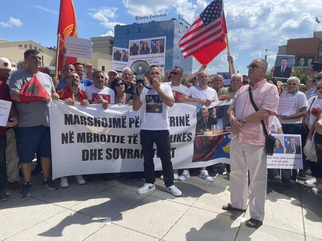 “Albin, ti ku je krejt Kosovën këtu e ke”, protestë pro Kurtit dhe Qeverisë në Prishtinë