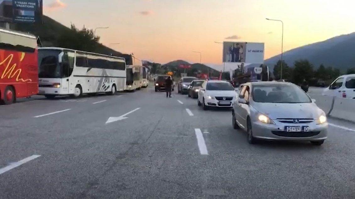Radhë automjetesh në Rrugën e Kombit dhe pikën kufitare të Vermicës, pushuesit kthehen në Kosovë