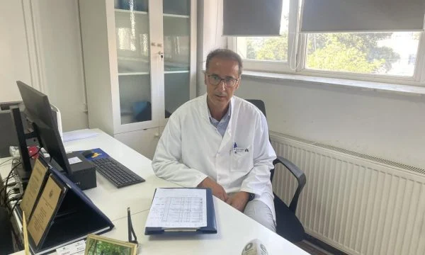 moter-e-vella,-te-lenduarit-e-aksidentit-ku-“fluturoi”-vetura-te-rrethrrotullimi-ne-prishtine