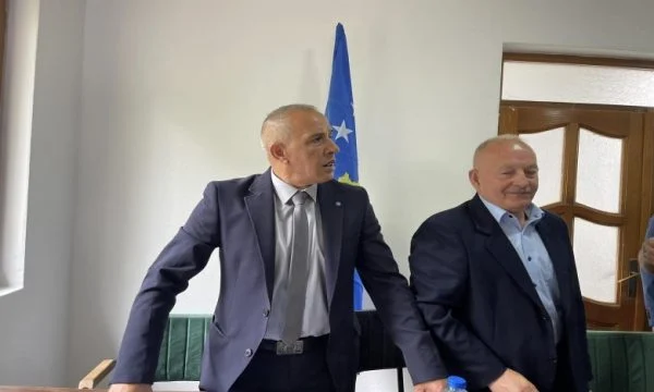 izmir-zeqiri-kundershton-shkarkimin-permes-peticionit,-pret-marreveshje