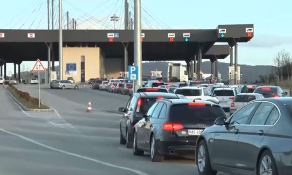 Bashkatdhetarët presin deri në dy orë për të dalë nga Kosova, Policia fton qytetarët t’i shfrytëzojnë edhe pikat tjera kufitare