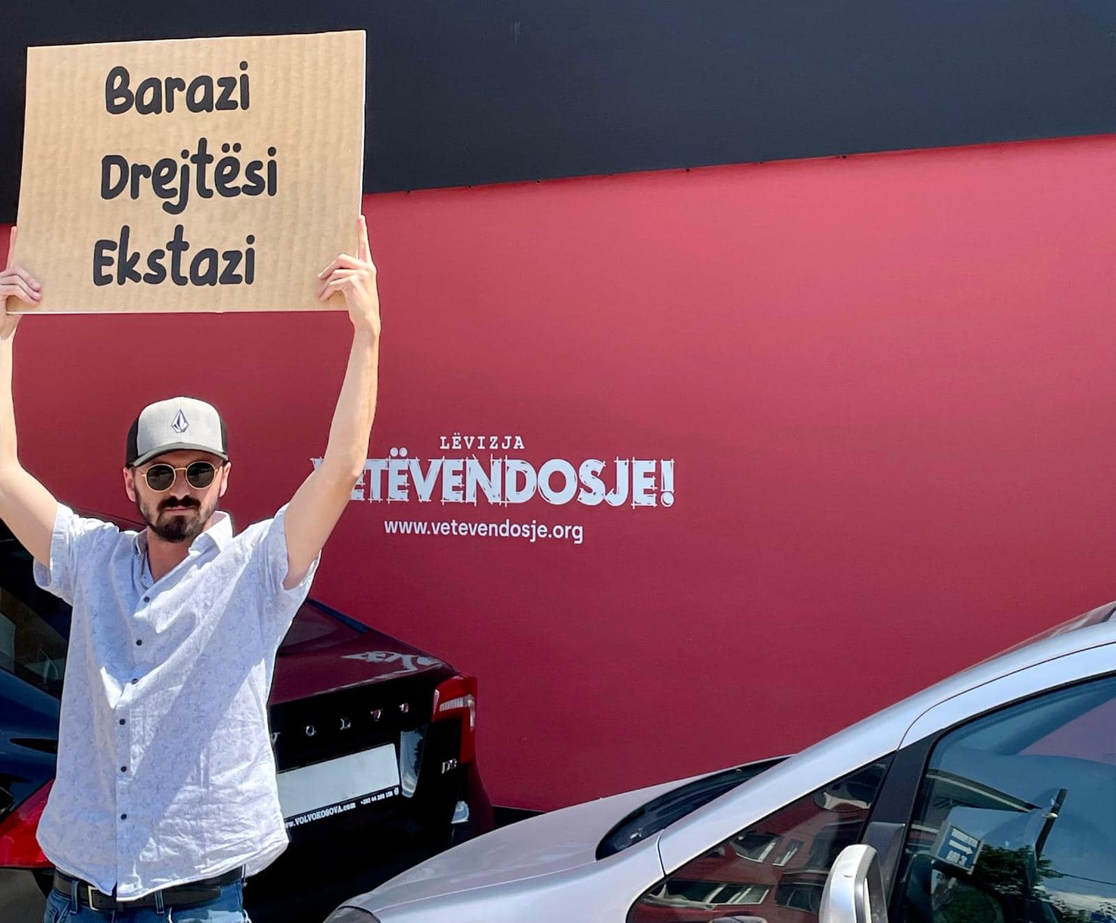 Aktivisti i PDK-së i shkon VV-së te zyrat me pankartën: “Barazi, Drejtësi, Ekstazi”