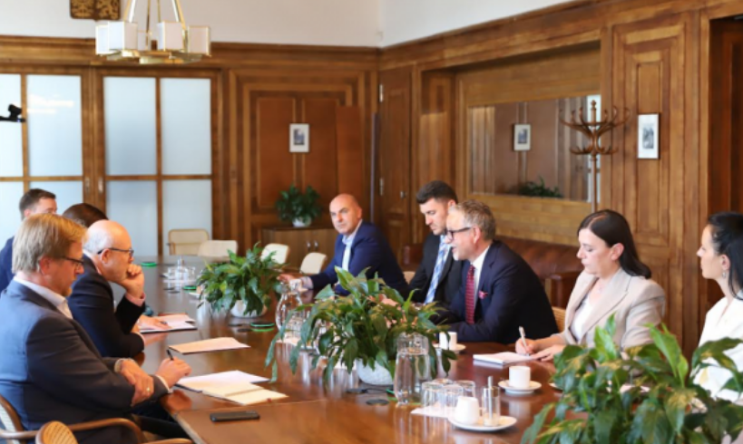 ministri-vitia-ne-prage-takon-homologun-e-tij,-msh-jep-detaje-per-viziten-atje