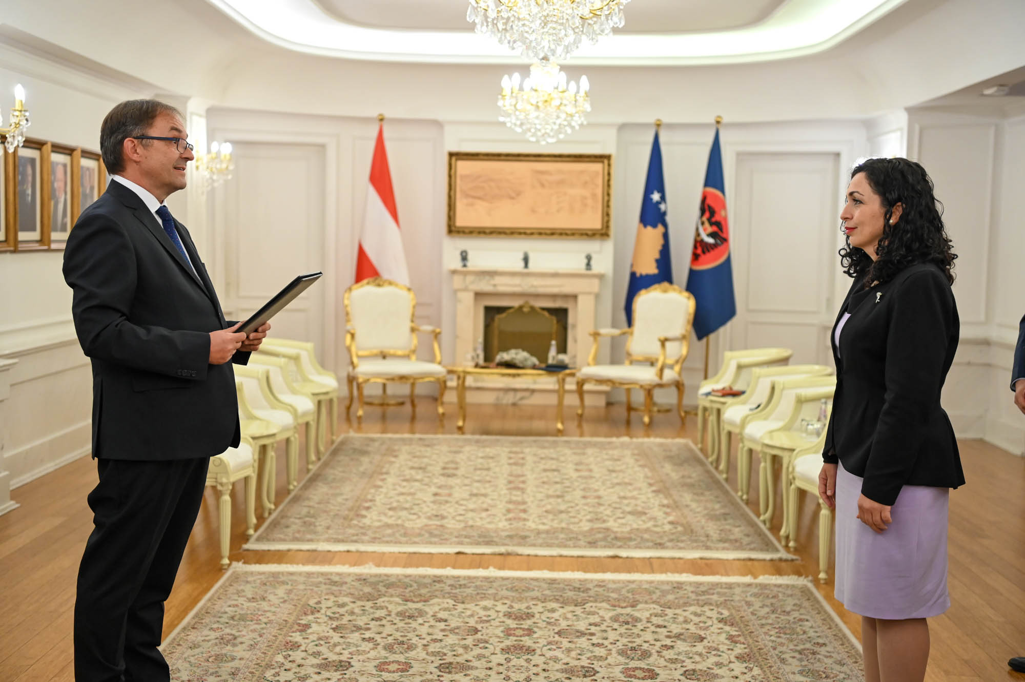 vjosa-osmani-pranon-letrat-kredenciale-nga-ambasadori-i-ri-i-austrise