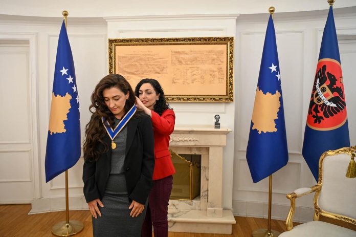 osmani-nderon-elbenita-kajtazin-me-titullin-“ambasadore-nderi-e-republikes-se-kosoves”
