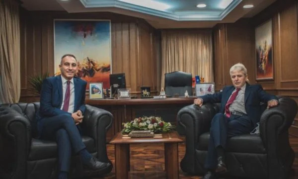 grubi:-vizita-e-kurtit-u-keqperdor,-pa-bdi-s’vihej-tabela-“adem-demaci”-e-s’behet-as-rruga-tetove-prizren
