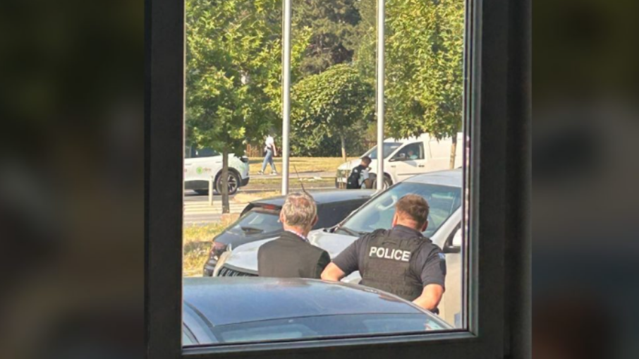 bastisja-ne-ministrine-e-rozeta-hajdarit,-policia-arreston-dy-zyrtare-te-saj