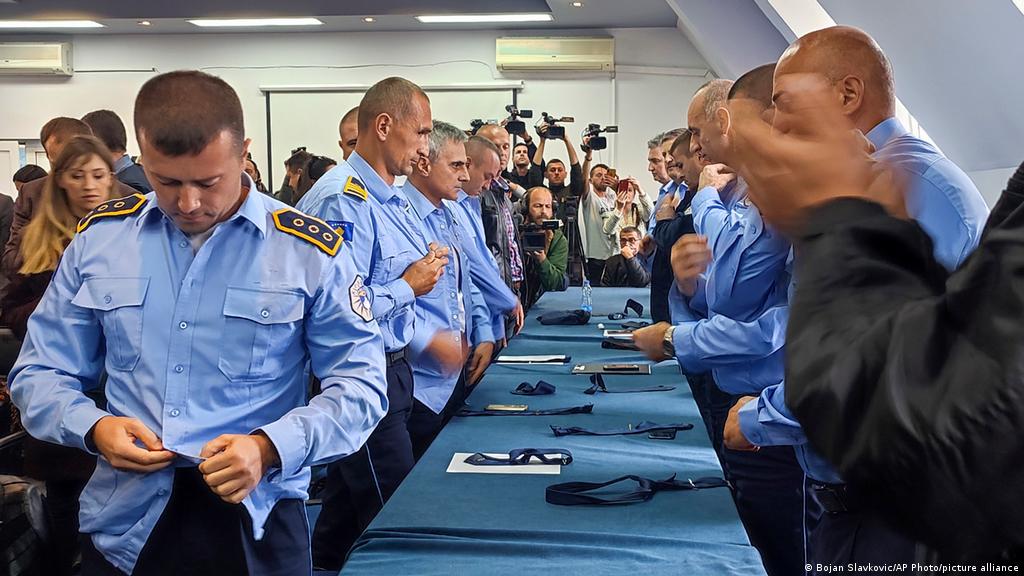 7-police-serbe-japin-doreheqje,-fajesohet-serbia-per-presion-e-lincim