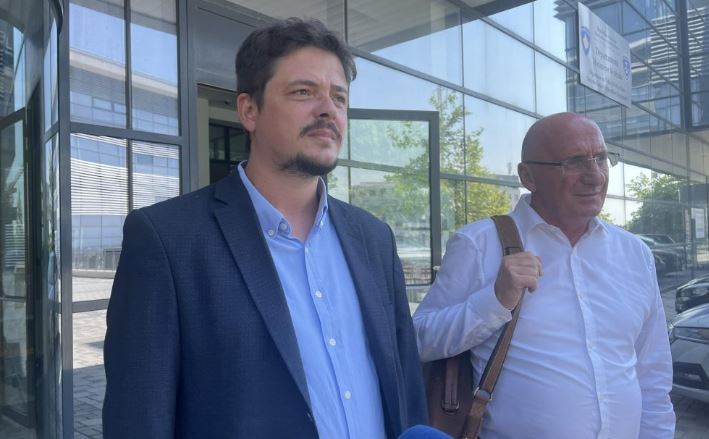 perfundon-seanca-ndaj-tre-te-arrestuarve-per-aferen-“vaji”-dhe-“gruri”,-avokati:-drejtesia-nuk-behet-te-portalet