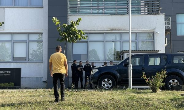 skandali-ne-mint,-nje-muaj-paraburgim-per-tre-te-arrestuarit