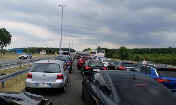 vazhdojne-kolonat-edhe-sot-deri-ne-dy-ore-pritjet-ne-merdare