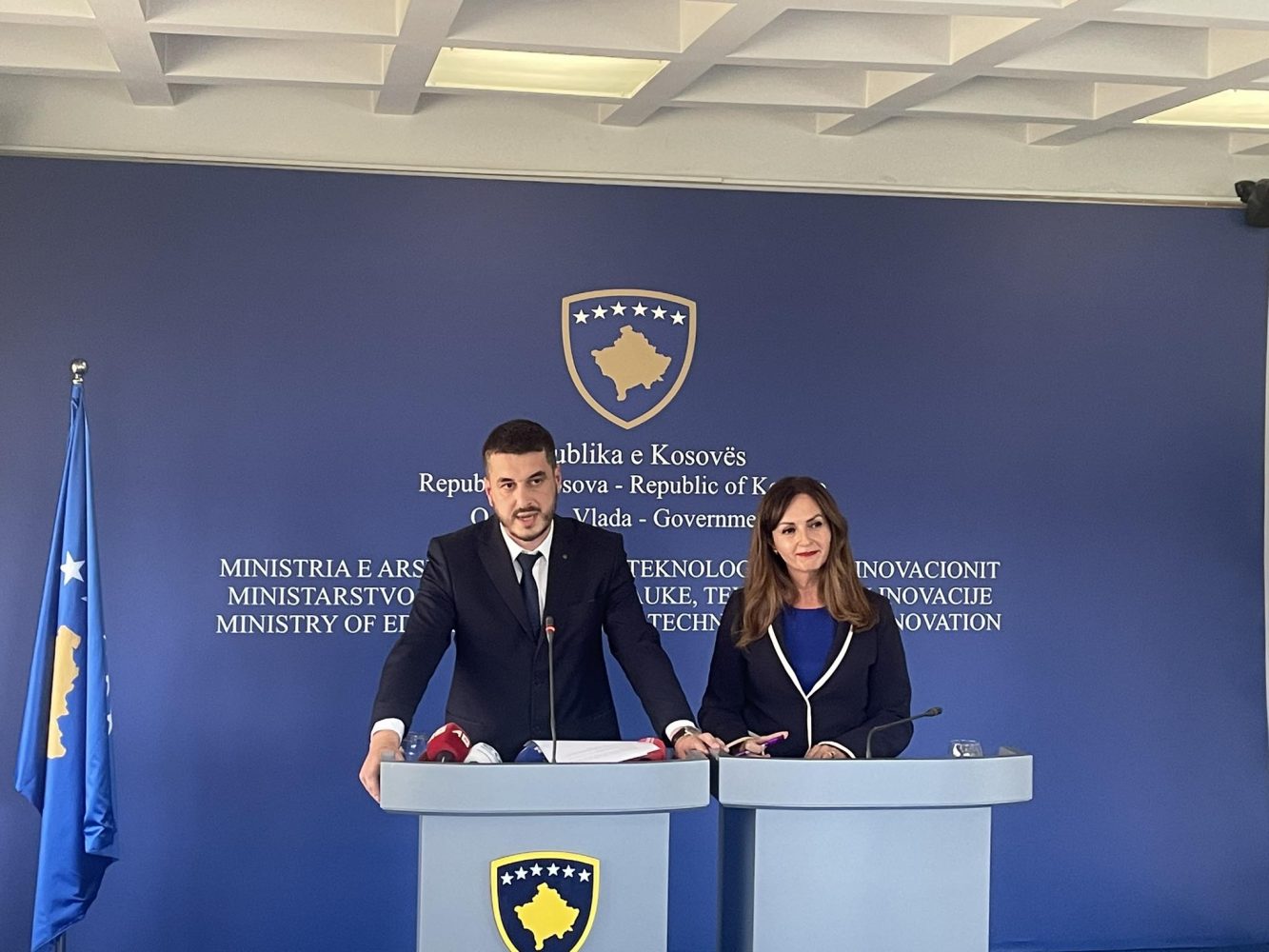 cmimet-e-teksteve-te-paperballueshme-–-zv.ministri-tregon-si-te-aplikojne-prinderit-qe-te-rimbursohen