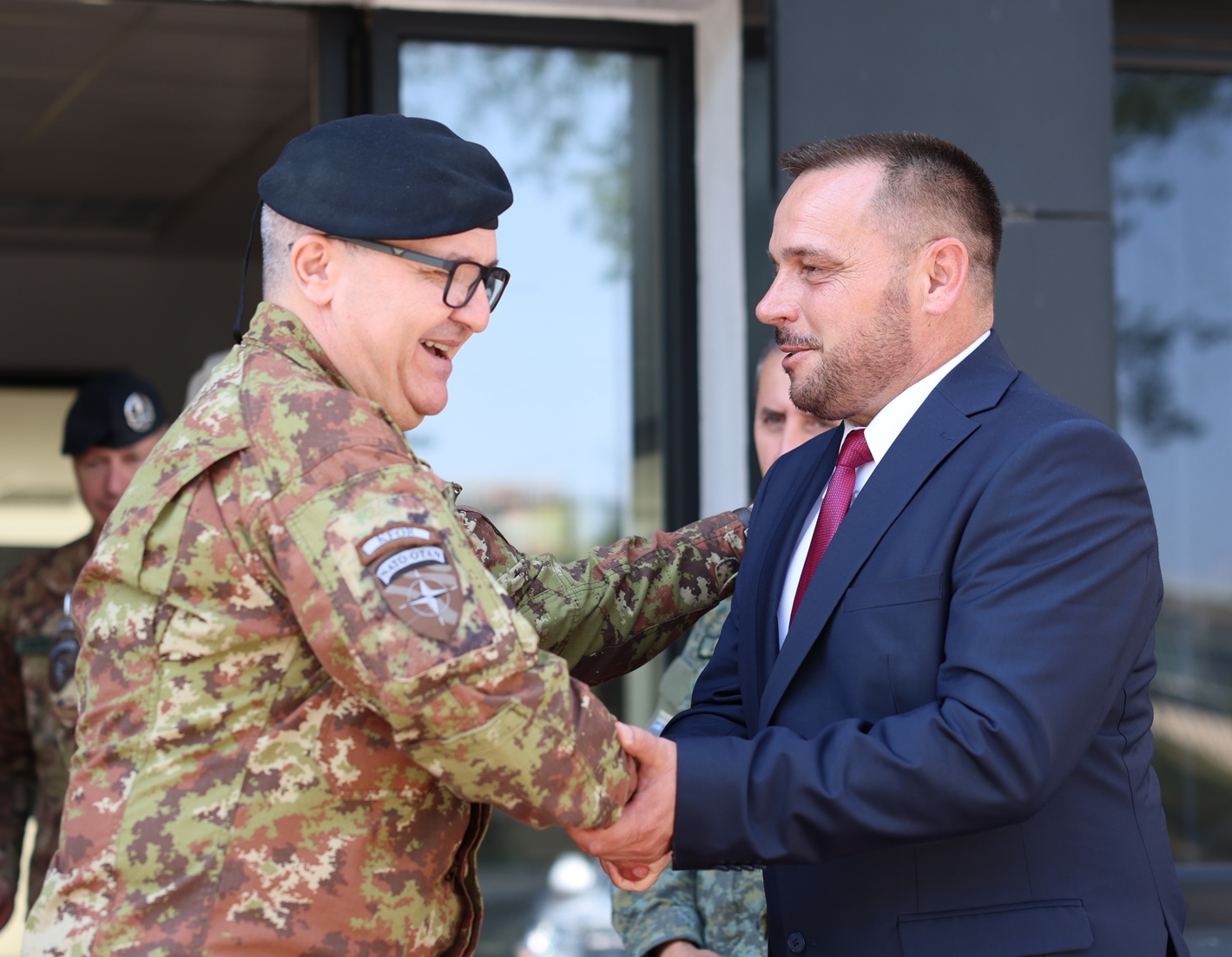 ministri-i-ri-i-mbrojtjes-pret-ne-takim-komandantin-e-kfor-it
