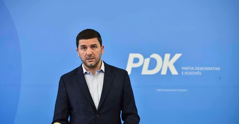 krasniqi-per-mos-blerjen-e-librave-per-nxenesit-nga-mashti:-skandali-nuk-po-ia-pret-skandalin-kesaj-qeverie