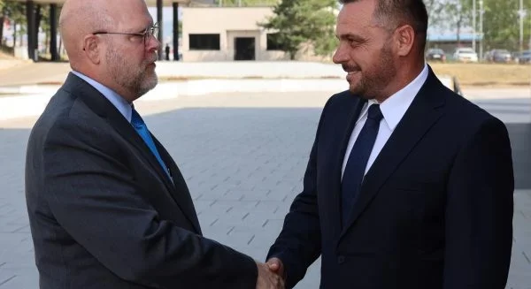 hovenier-takohet-me-ministrin-e-ri-te-mbrojtjes:-mezi-pres-te-bashkepunojme