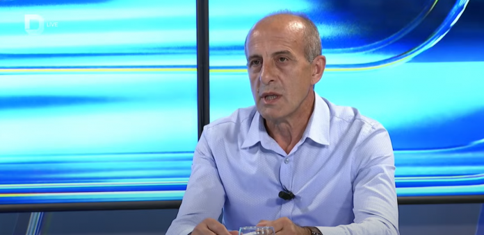 drejtori-i-arsimit-ne-peje:-nuk-e-di-si-do-t’i-blejne-librat-prinderit,-si-do-te-behet-perzgjedhja