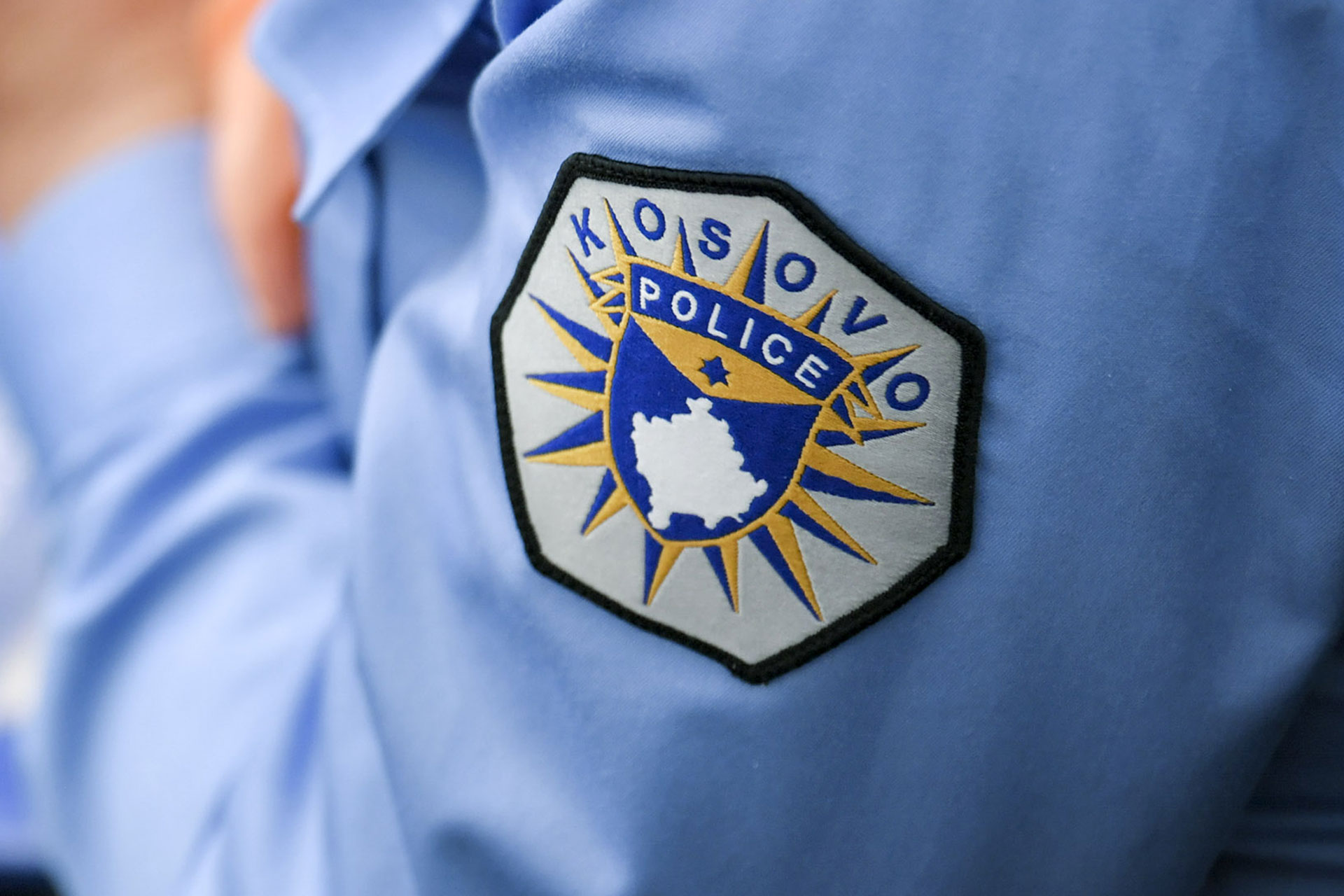 automjeti-me-targa-te-beogradit-tenton-ta-kaloje-ilegalisht-kufirin-serbi-kosove