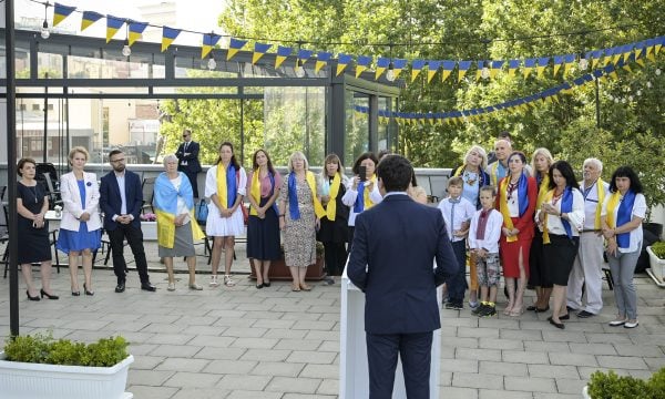 kurti-feston-diten-e-pavaresise-se-ukraines-ne-ballkonin-e-qeverise,-flet-per-zelenskyn
