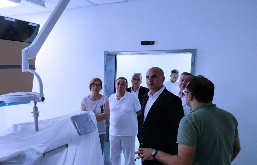 drejtori-i-shskuk-se-viziton-spitalin-e-prizrenit,-vleresohet-mundesia-e-zgjerimit-te-kapaciteteve-te-mjekimit-intensiv