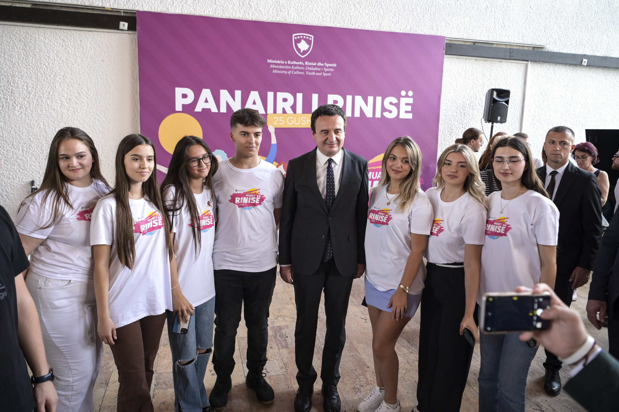 kurti-vizitoi-panairin-e-rinise-2023:-vizioni-i-qeverise-eshte-qe-rinia-te-perfitoj-nga-cdo-institucion