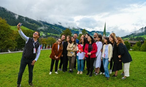 osmani-me-disa-studente-shqiptare-ne-austri:-mezi-pres-diskutimin-mbi-avancimin-e-rruges-se-kosoves-per-ne-be