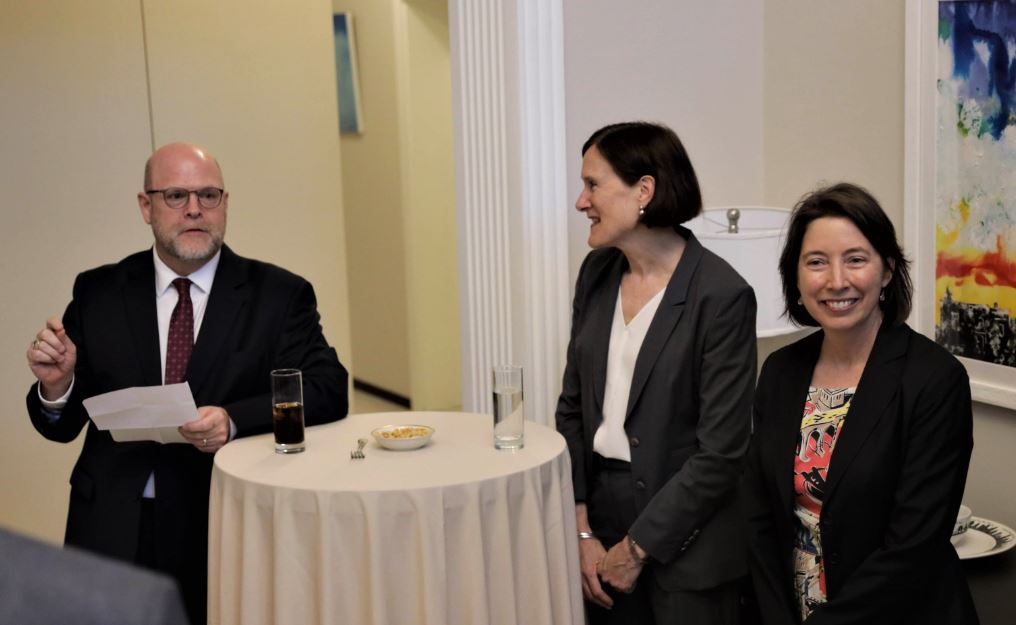 hovenier-mirepret-ne-kosove-keshilltaren-per-ceshtje-publike,-jennifer-lawson