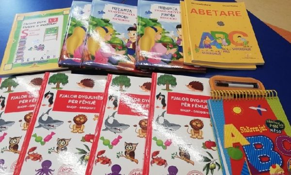 Për librat e gjuhës shqipe, Qeveria e Serbisë mbanë peng nxënësit e Luginës